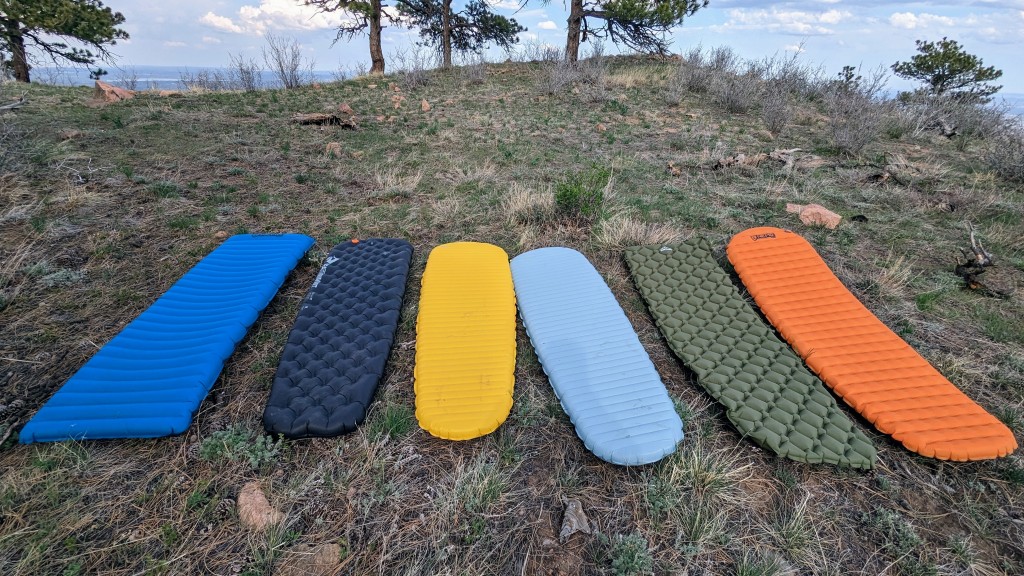 Insulated sleeping pad